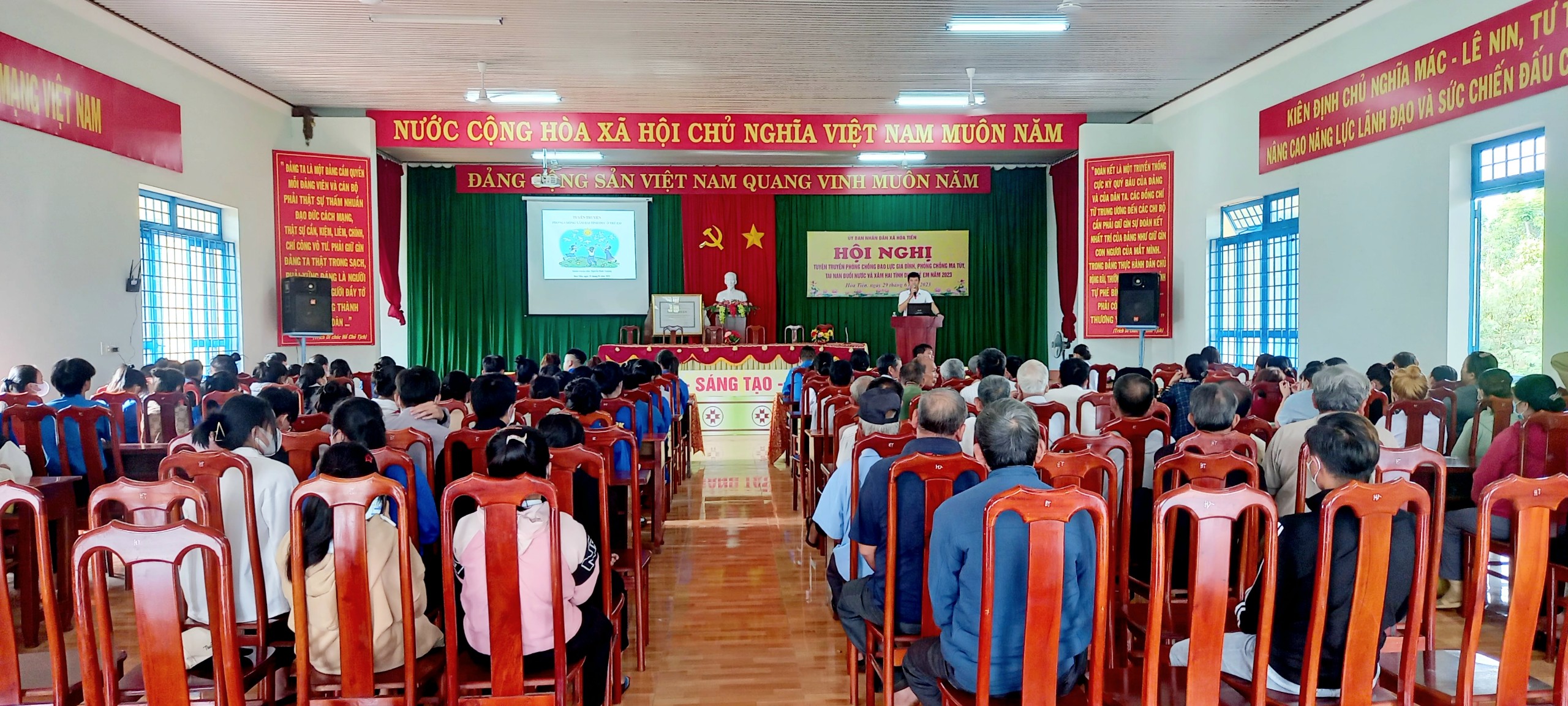 Ủy ban nhân dân xã Hòa Tiến tổ chức hội nghị tuyên truyền Luật phòng, chống bạo lực gia đình, phòng chống ma túy, tai nạn đuối nước, xâm hại tình dục trẻ em.