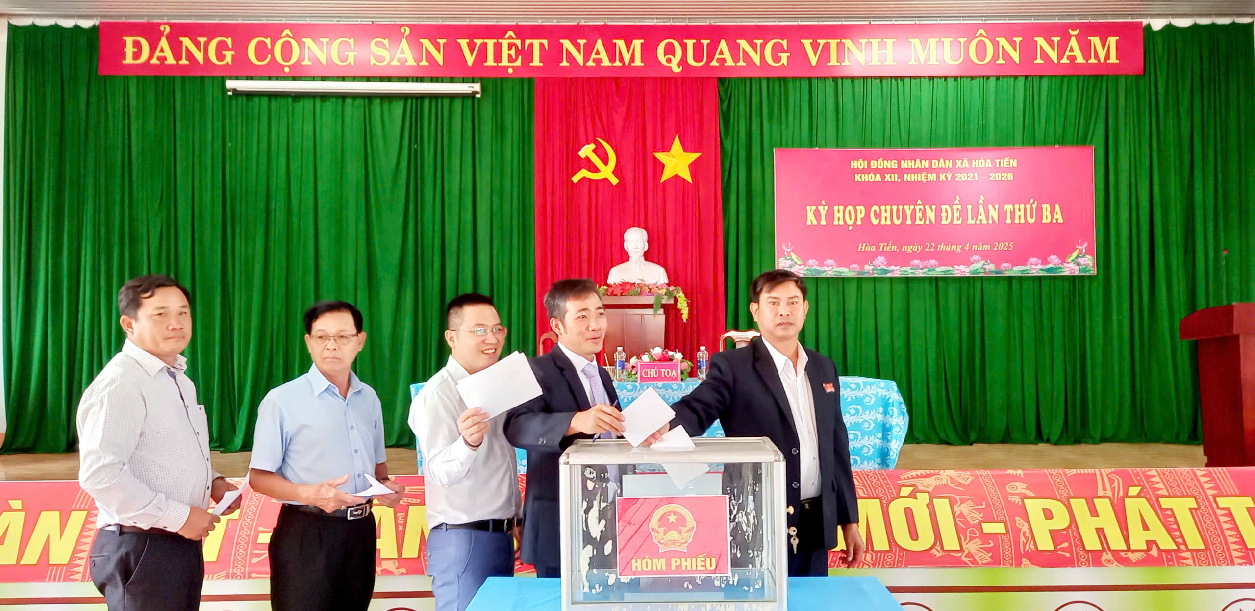 Hội đồng nhân dân xã Hòa Tiến khóa XII Tổ chức kỳ họp chuyên đề lần thứ ba