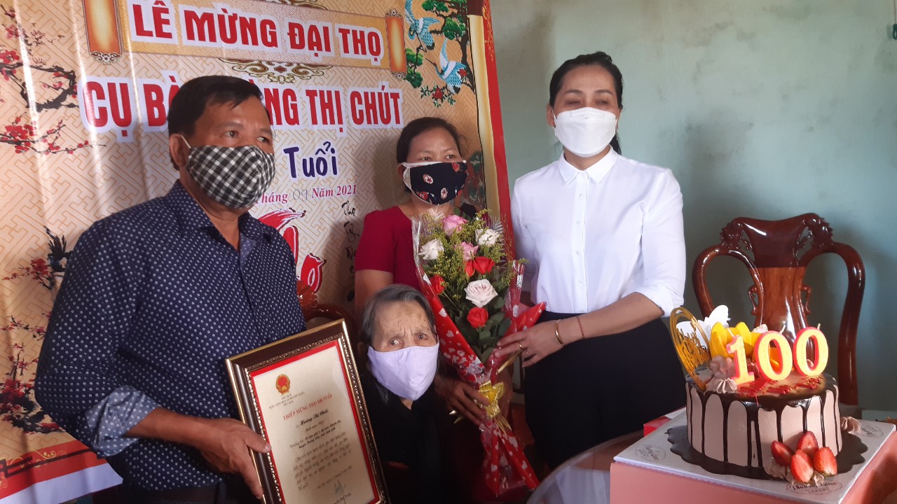 Phó chủ tịch UBND Huyện Nguyễn Thị Kim Oanh thăm, tặng quà người cao tuổi tại thị trấn Phước An