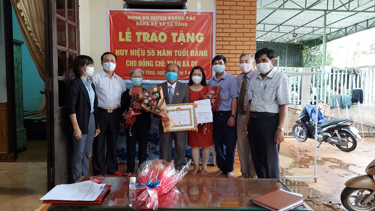Ông Trần Quốc Vĩnh, Phó Bí thư thường trực Huyện ủy trao tặng huy hiệu đảng đợt 2/9 tại xã Ea Yông
